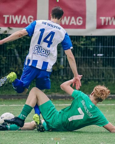 U9-Spieler im Zweikampf