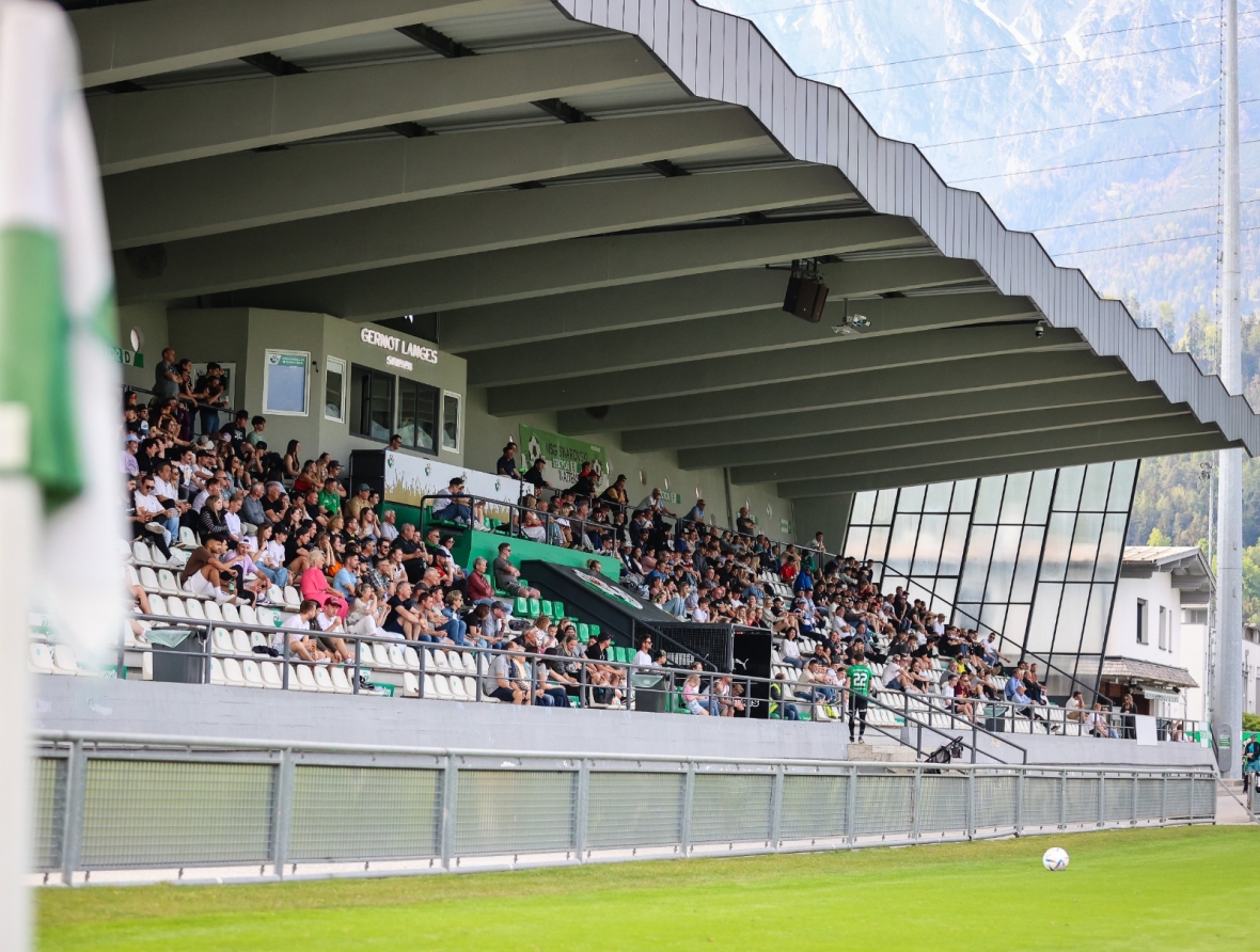 Das Gernot Langes Stadion war mit rund 450 Zuschauer:innen gut besucht
