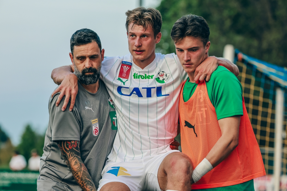 Gestützt von Zeugwart Matthias Peters & Keeper Paul Schermer musste Angreifer Tobias Anselm in die Katakomben getragen werden: Gute Besserung, Tobias!