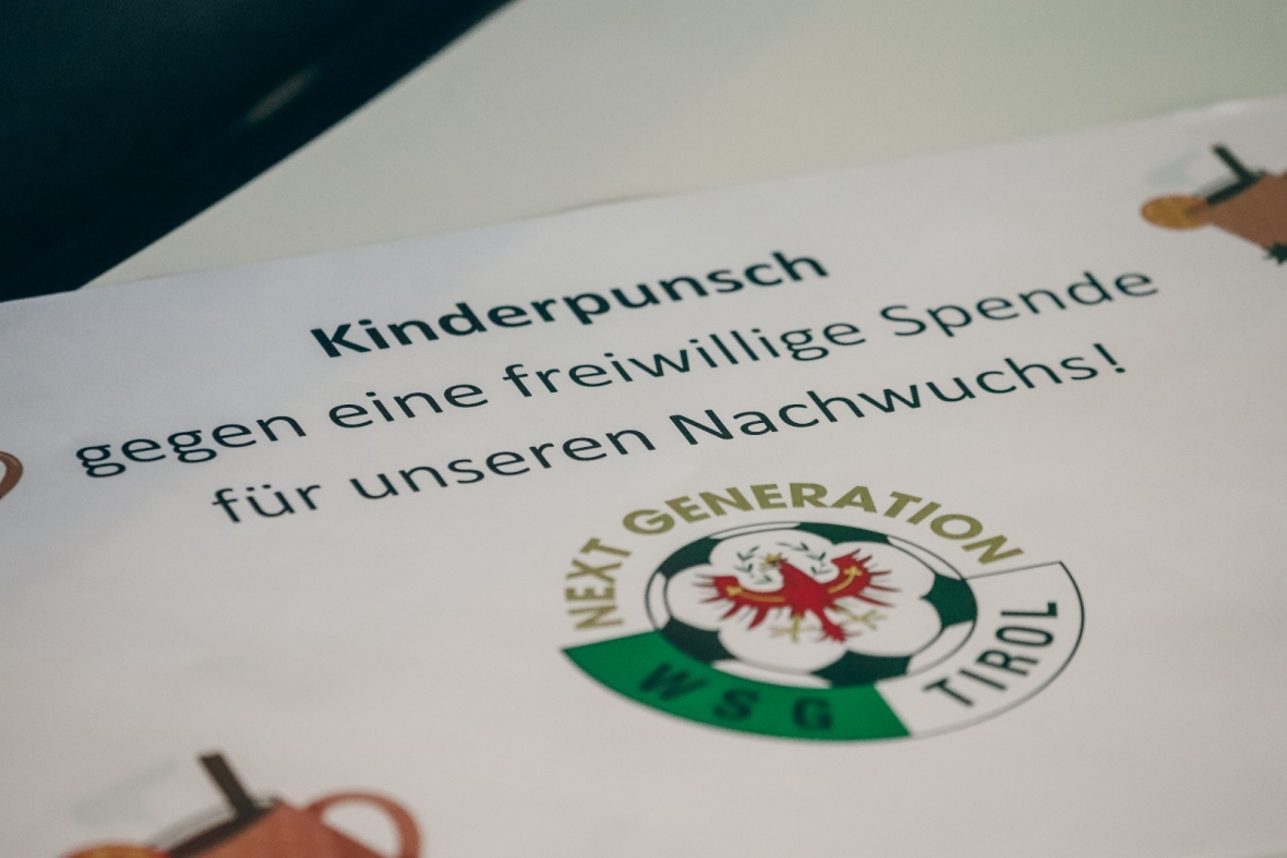 Der Kälte trotzen: Unter der Westtribüne gibt es Kinderpunsch gegen eine freiwillige Spende für die WSG Next Generation