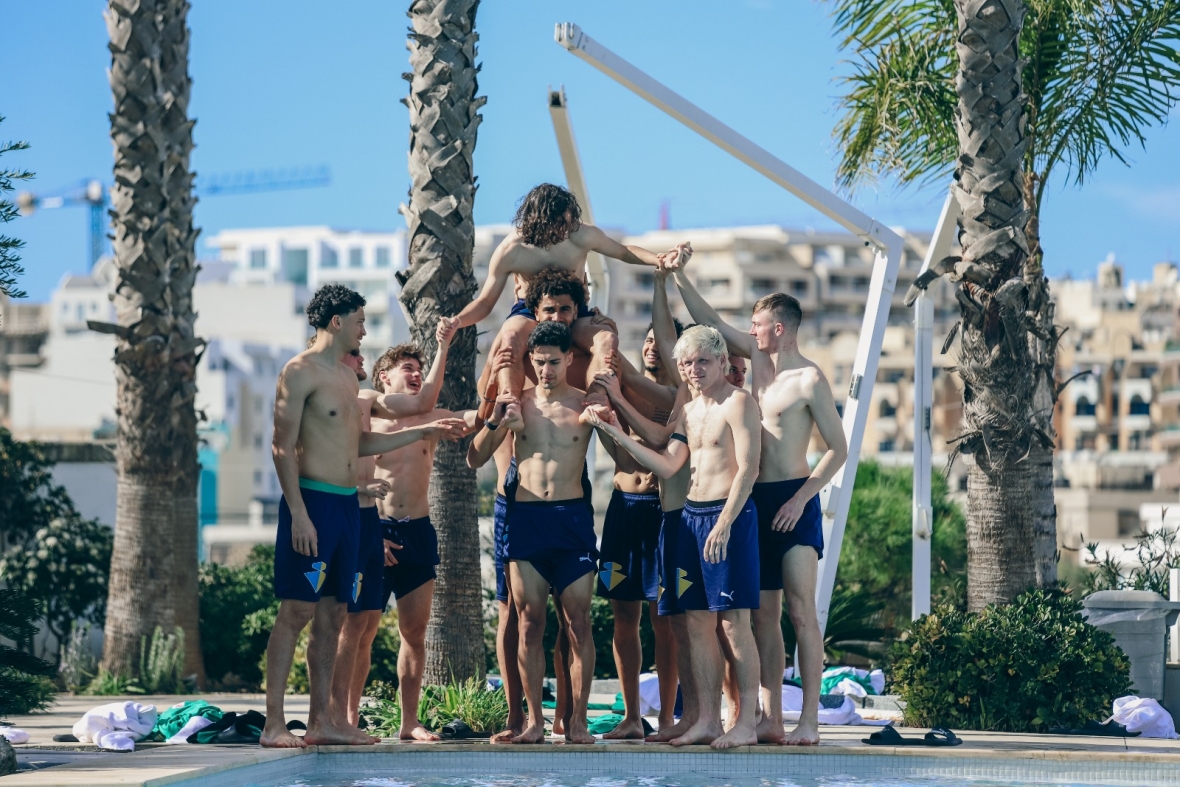 Der Start von etwas ganz Großem: Jamie Lawrence (2,06 Meter) watete im Huckepack mit Matthäus Taferner (1,70 Meter) durch den eisigen Hotelpool des Salini Resorts